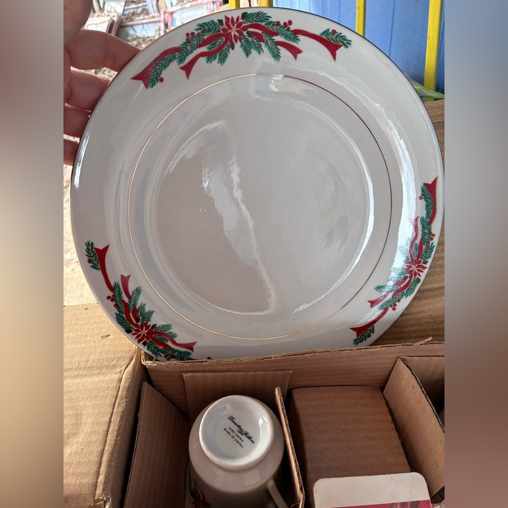 1980 vintage "Poinsettia & Ribbons" 16-piece holiday dinnerware set